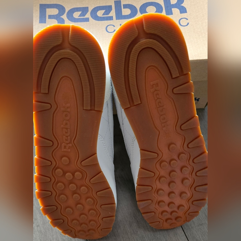BNIB - New Womans Reebok Classic Sneakers Leather Upper Gum Soles Size 6 1/2 - Picture 6 of 7